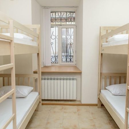 Globus Lipki Hostel Kyiv Exterior photo