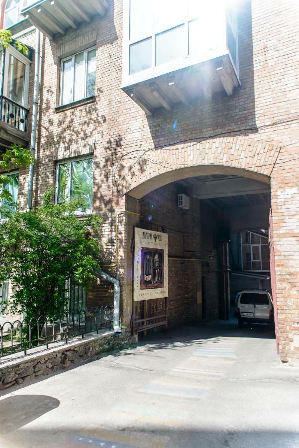 Globus Lipki Hostel Kyiv Exterior photo