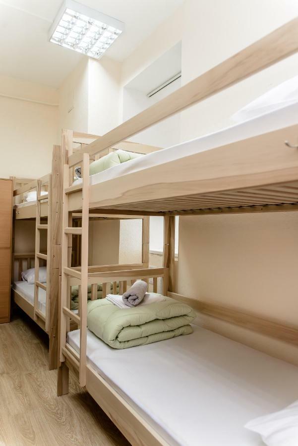 Globus Lipki Hostel Kyiv Exterior photo