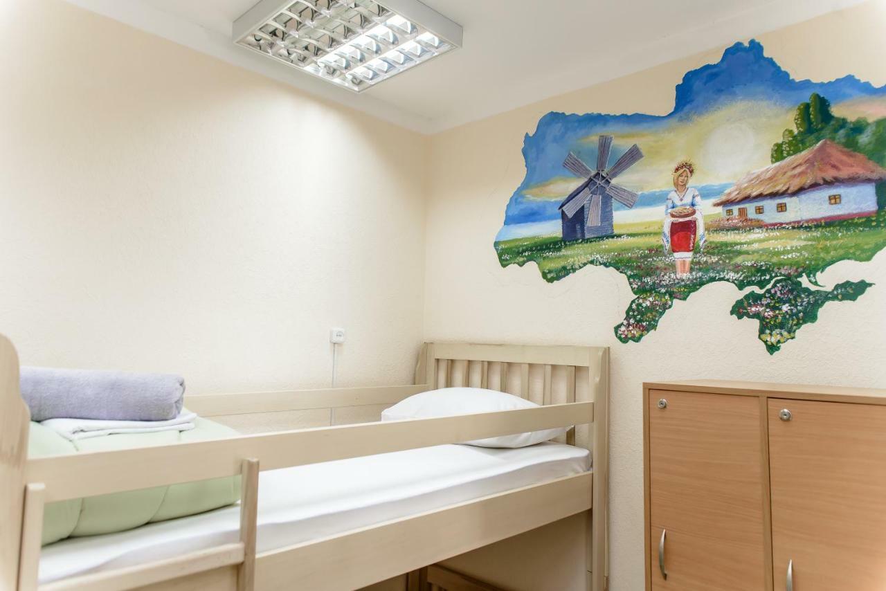 Globus Lipki Hostel Kyiv Exterior photo