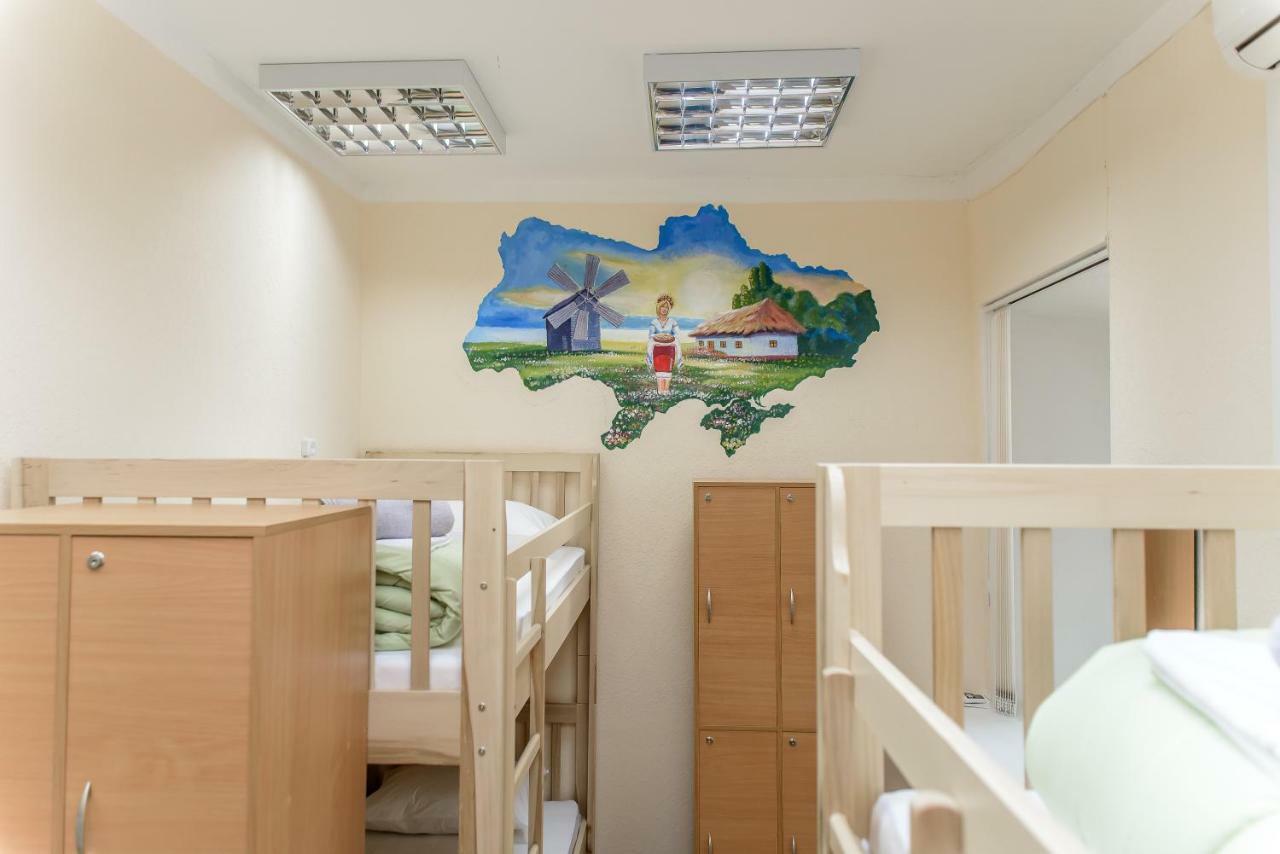 Globus Lipki Hostel Kyiv Exterior photo