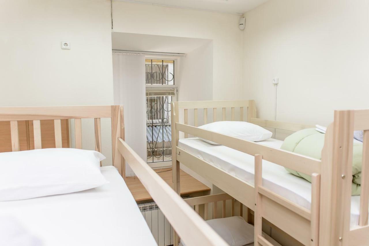 Globus Lipki Hostel Kyiv Exterior photo