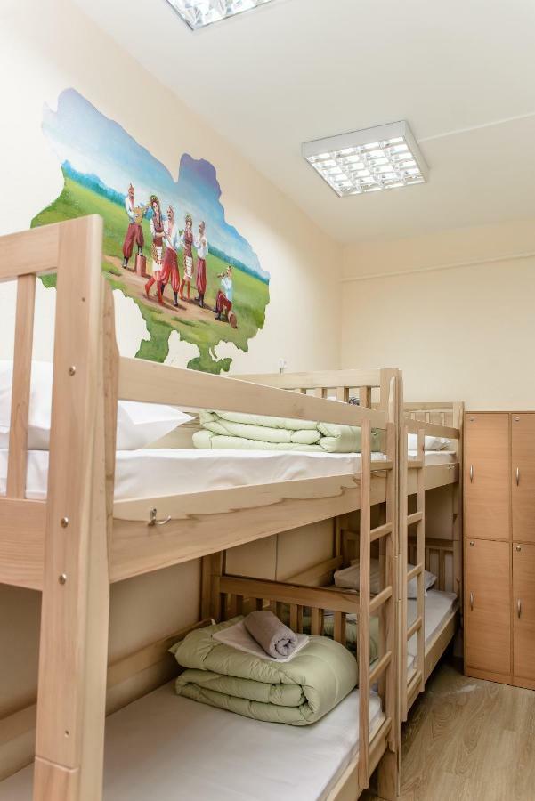 Globus Lipki Hostel Kyiv Exterior photo