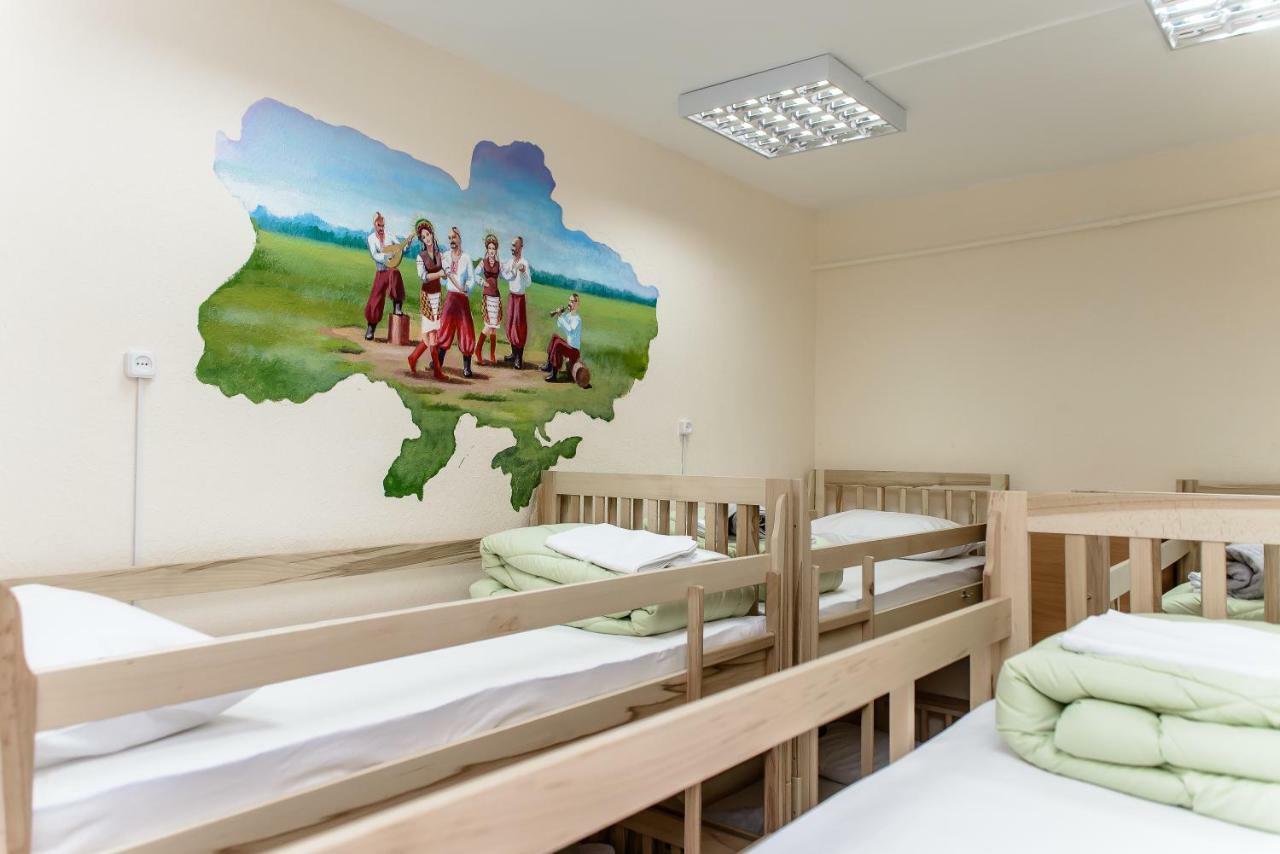 Globus Lipki Hostel Kyiv Exterior photo