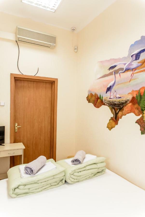 Globus Lipki Hostel Kyiv Exterior photo