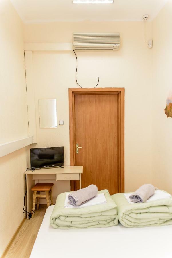 Globus Lipki Hostel Kyiv Exterior photo