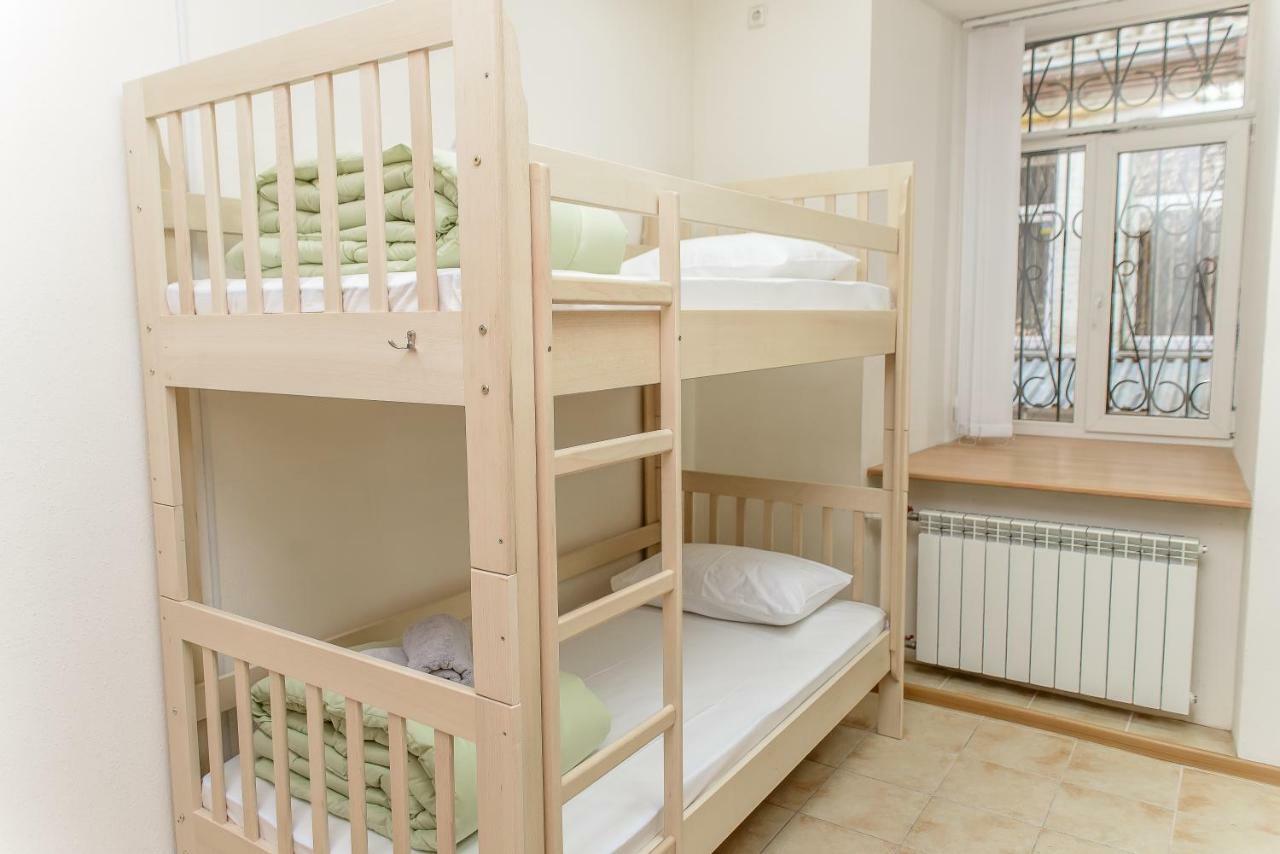 Globus Lipki Hostel Kyiv Exterior photo
