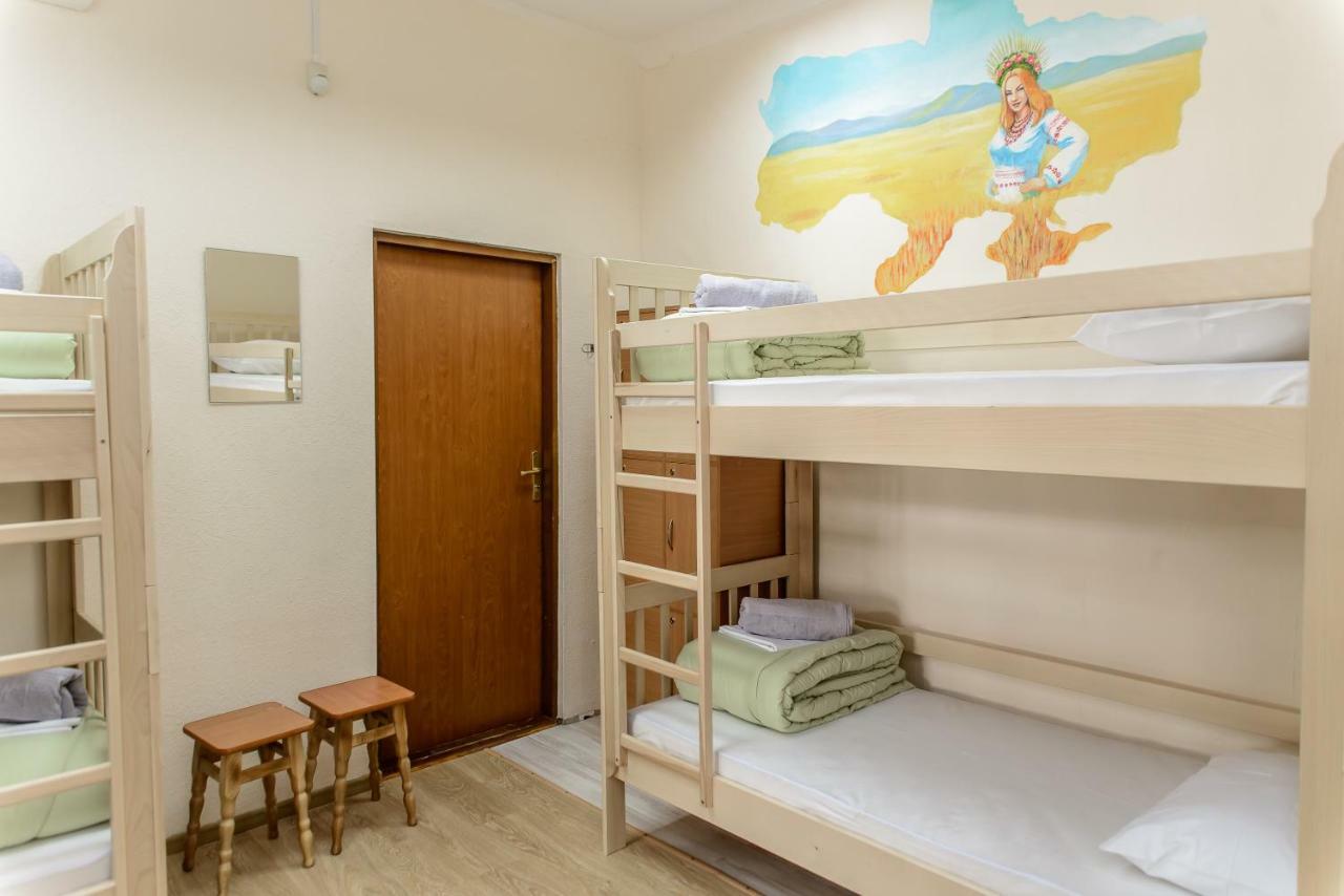 Globus Lipki Hostel Kyiv Exterior photo