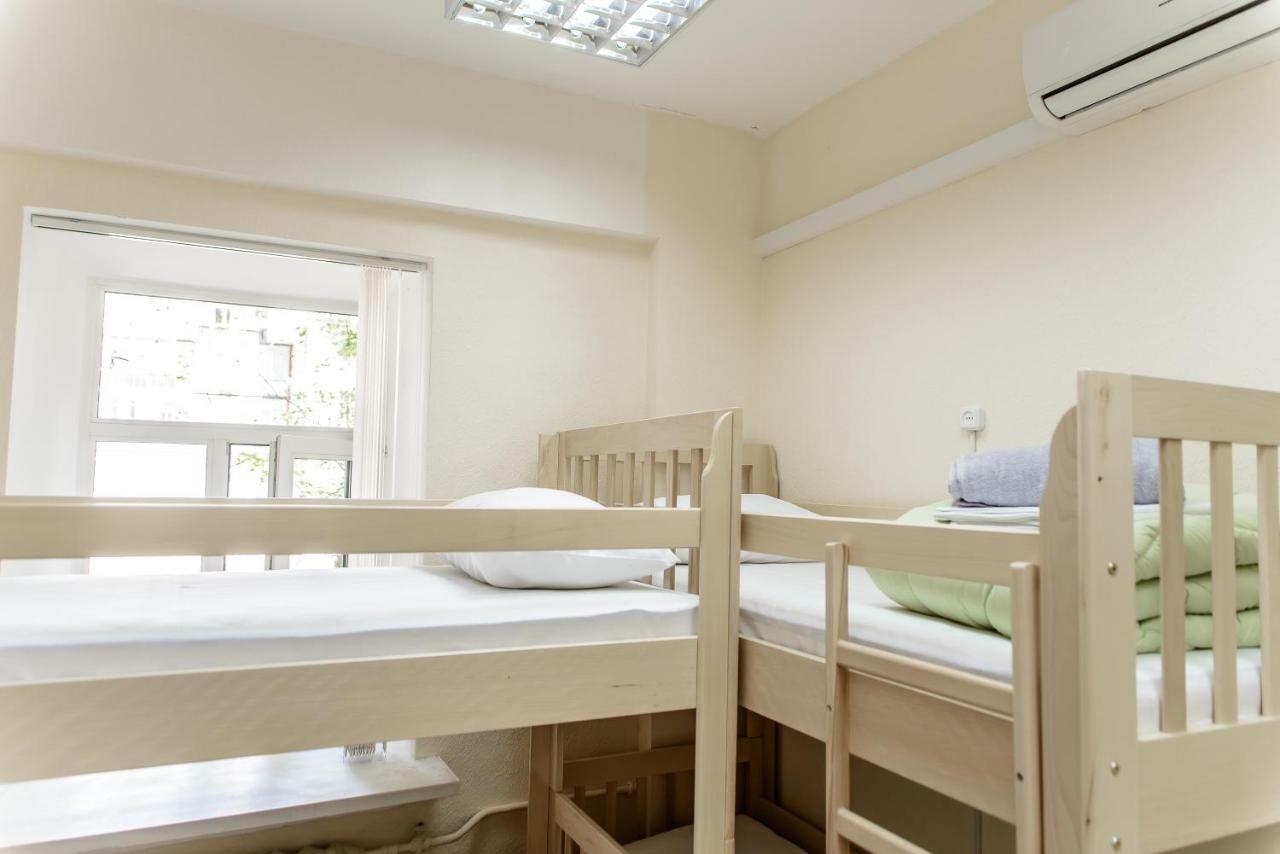 Globus Lipki Hostel Kyiv Exterior photo