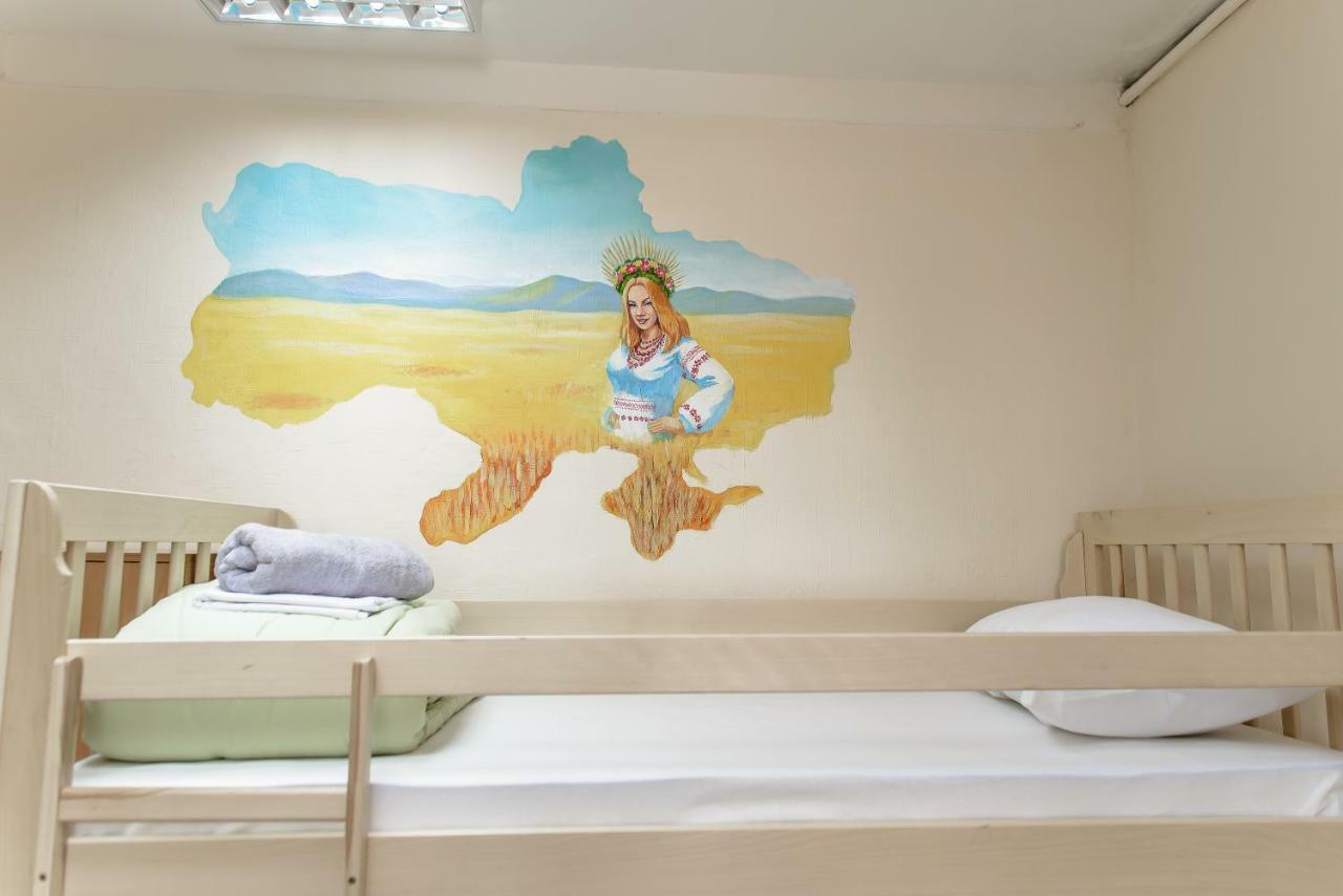 Globus Lipki Hostel Kyiv Exterior photo