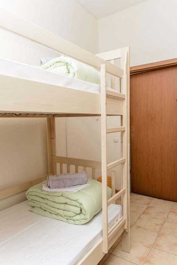 Globus Lipki Hostel Kyiv Exterior photo